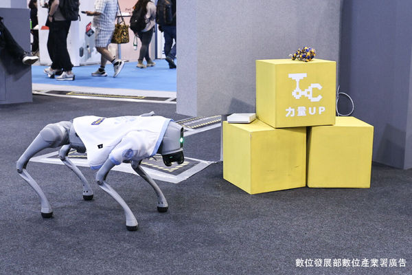 (壓字)AI WAVE SHOW,AI WAVE 2025,智慧生活,5G專網,電子簽章,機器狗,機器人,電動巴士(圖/記者林敬旻攝)