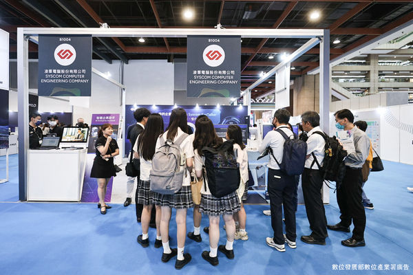 (壓字)AI WAVE SHOW,AI WAVE 2025,智慧生活,5G專網,電子簽章,機器狗,機器人,電動巴士(圖/記者林敬旻攝)