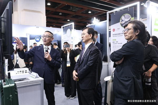 (壓字)AI WAVE SHOW,AI WAVE 2025,智慧生活,5G專網,電子簽章,機器狗,機器人,電動巴士(圖/記者林敬旻攝)