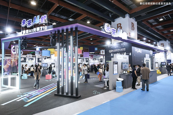 (壓字)AI WAVE SHOW,AI WAVE 2025,智慧生活,5G專網,電子簽章,機器狗,機器人,電動巴士(圖/記者林敬旻攝)