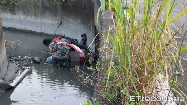 ▲▼ 雲林七旬翁連人帶車墜溝 。(圖/記者游瓊華翻攝)
