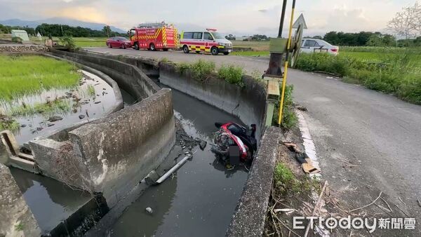 ▲▼ 雲林七旬翁連人帶車墜溝 。(圖/記者游瓊華翻攝)