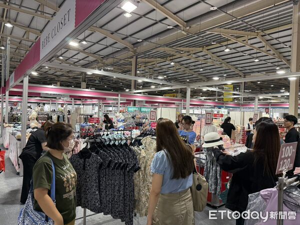 ▲台中新光三越移師烏日舉辦特販會。(圖/記者游瓊華攝)