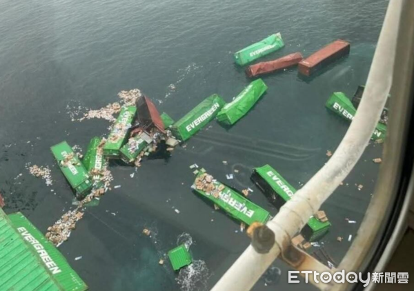 ▲▼▲長榮海運50個貨櫃落海,貨物散落水中。(圖/翻攝自Perú21