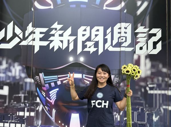 ▲簡奇陞(左)接受鏡新聞《少年新聞週記》主持人周瑜茹專訪。(圖/鏡電視)