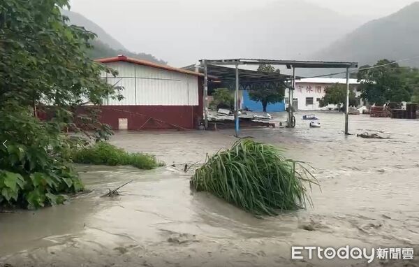 ▲▼金崙溪堤防潰堤,淹水嚴重。(圖/記者楊晨東翻攝)