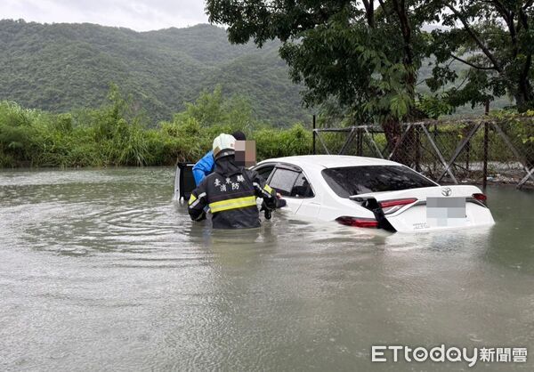 ▲▼金崙溪堤防潰堤,淹水嚴重。(圖/記者楊晨東翻攝)