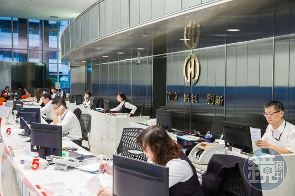 房貸水位嚴重不足,民眾向銀行申辦貸款時,有條件式的核貸是公開的祕密。(本刊資料照)
