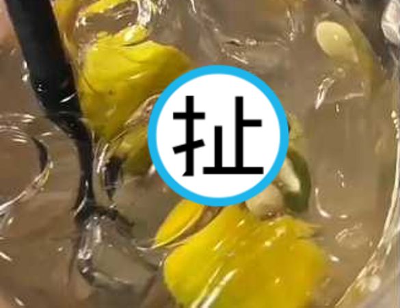 女網友在青檸酸梅冰中發現一隻青蛙,影片曝光引起網友極度反感與憤怒。(翻攝自ig @duniaresepi)