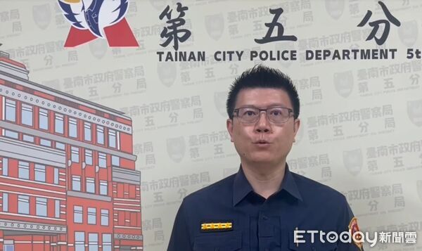 ▲市警五分局副分局長陳柏宇警方在現場控制雙方肇事者,並協助送醫處理,兩人分別手指與背部受傷。(圖/記者林東良翻攝,下同)