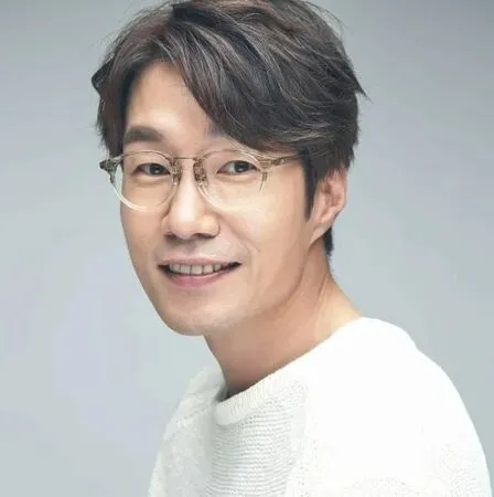 ▲宋英奎遺照曝光!親友悲揭「離世原因」 生前分居妻女戲約驟減。(圖/翻攝自韓網)