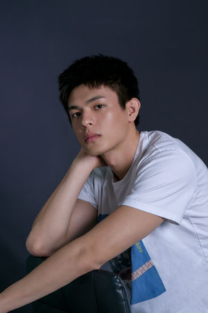 ▲邱以太演出台版《我們的藍調時光》。(圖/群星瑞智國際藝能股份有限公司提供)