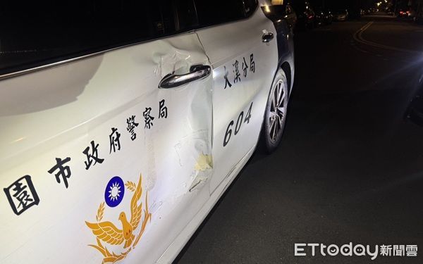 ▲將警車撞凹後逃逸。(圖/大溪警分局提供)