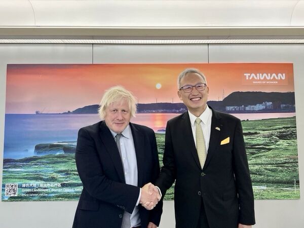 ▲▼英國前首相強生(Boris Johnson,左)抵台,外交部政務次長吳志中(右)前往接機致意。(圖/外交部提供)