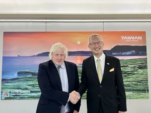 ▲▼英國前首相強生(Boris Johnson,左)抵台,外交部政務次長吳志中(右)前往接機致意。(圖/外交部提供)