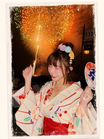 ▲巫苡萱朝聖日本花火大會。(圖/翻攝自Instagram/avawu0726)