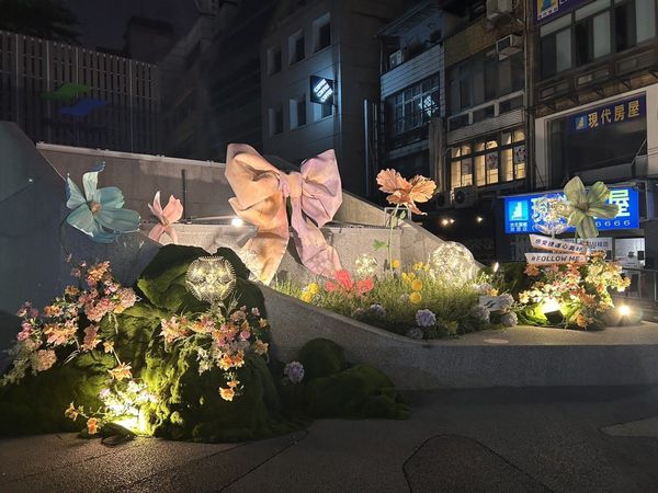 ▲捷運中山站南側線形公園南段完工,1號出口2樓觀景平台。(圖/台北捷運公司提供)