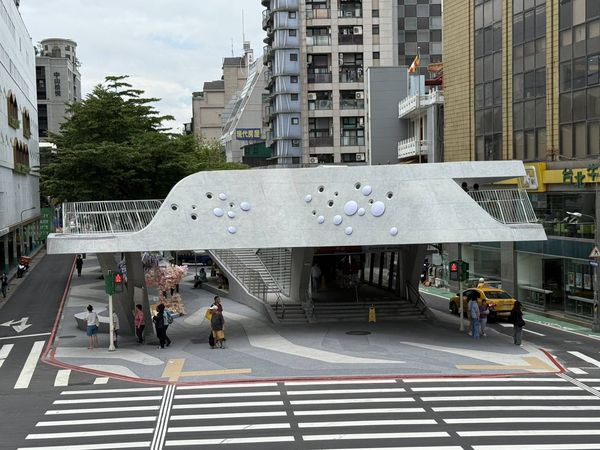 ▲捷運中山站南側線形公園南段完工,1號出口2樓觀景平台。(圖/台北捷運公司提供)