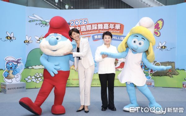 ▲藍色小精靈經典角色現身記者會,吸引大小朋友目光,展現文化跨界魅力。(圖/記者游瓊華翻攝)