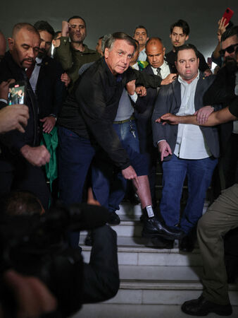 ▲▼巴西前總統波索納洛(Jair Bolsonaro)佩戴墊子腳鐐。(圖/路透)