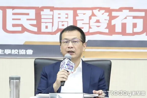 ▲▼國民黨立委羅智強舉行 新國會智庫民調發布 記者會。(圖/記者屠惠剛攝)