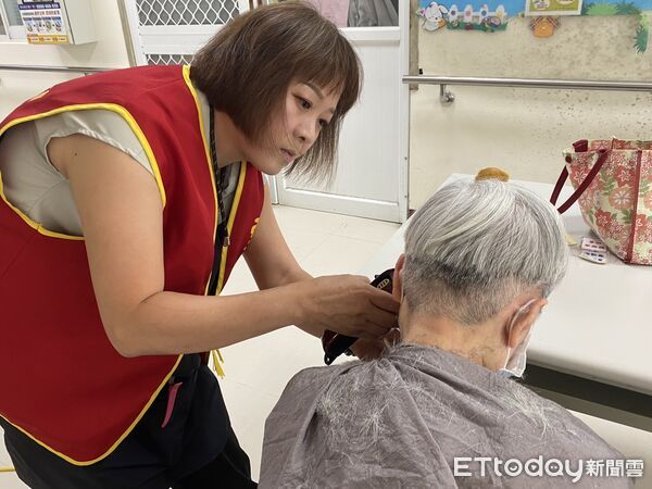 ▲志工於院內進行義剪服務,院生剪髮後露出燦爛笑容。(記者林東良翻攝,下同)