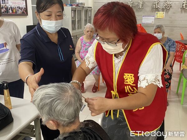 ▲志工於院內進行義剪服務,院生剪髮後露出燦爛笑容。(記者林東良翻攝,下同)