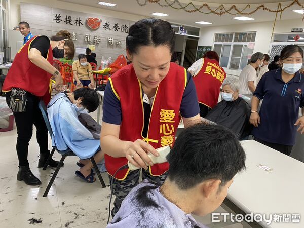 ▲志工於院內進行義剪服務,院生剪髮後露出燦爛笑容。(記者林東良翻攝,下同)