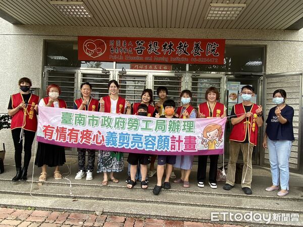 ▲志工於院內進行義剪服務,院生剪髮後露出燦爛笑容。(記者林東良翻攝,下同)