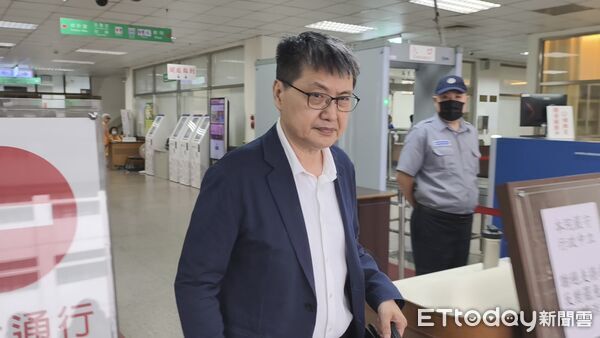 ▲▼前檢察官與金管會金融檢查局前局長、現為執業律師李進誠,在股市禿鷹案涉犯圖利罪嫌,高院更五審今(5日)宣判一併附加科控防逃措施,李完成手續苦笑對在場媒體說「謝謝!無奈!」。(圖/記者黃哲民攝)