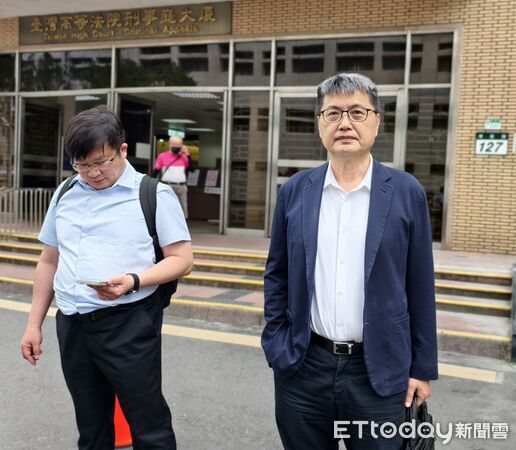 ▲▼前檢察官與金管會金融檢查局前局長、現為執業律師李進誠,在股市禿鷹案涉犯圖利罪嫌,高院更五審今(5日)宣判一併附加科控防逃措施,李完成手續苦笑對在場媒體說「謝謝!無奈!」。(圖/記者黃哲民攝)