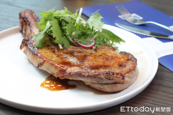 ▲駁二新開幕餐酒館「LAB PIER2」。(圖/記者黃士原攝)