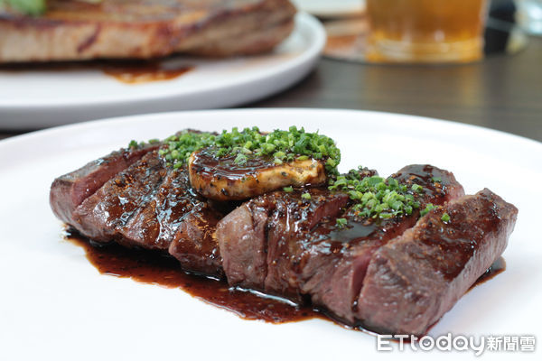 ▲駁二新開幕餐酒館「LAB PIER2」。(圖/記者黃士原攝)