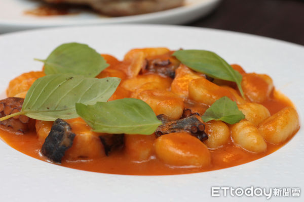 ▲駁二新開幕餐酒館「LAB PIER2」。(圖/記者黃士原攝)