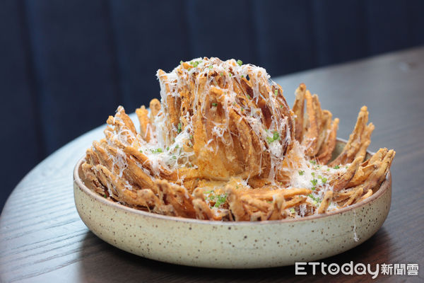 ▲駁二新開幕餐酒館「LAB PIER2」。(圖/記者黃士原攝)