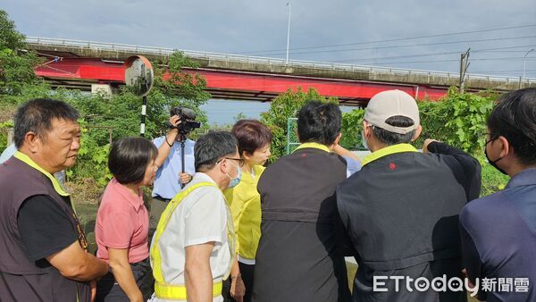 ▲立委陳亭妃5日密集舉行11次會勘,逐一勘查台南永康、後壁、安南等淹水熱點,要求中央部會全力支援災後重建經費。(記者林東良翻攝,下同)