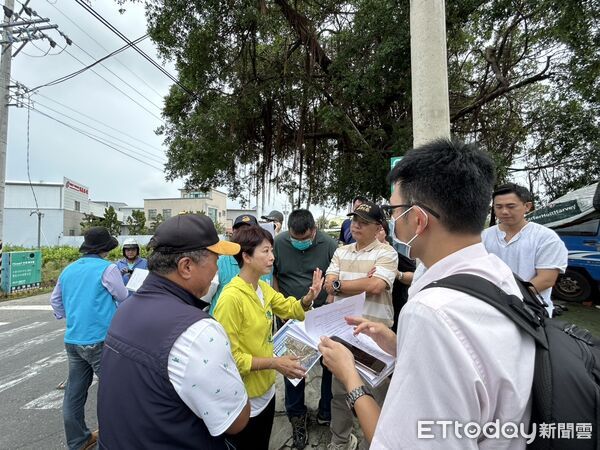 ▲立委陳亭妃5日密集舉行11次會勘,逐一勘查台南永康、後壁、安南等淹水熱點,要求中央部會全力支援災後重建經費。(記者林東良翻攝,下同)