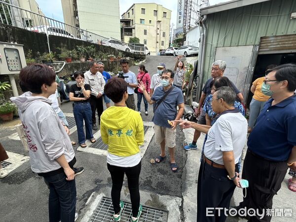 ▲立委陳亭妃5日密集舉行11次會勘,逐一勘查台南永康、後壁、安南等淹水熱點,要求中央部會全力支援災後重建經費。(記者林東良翻攝,下同)