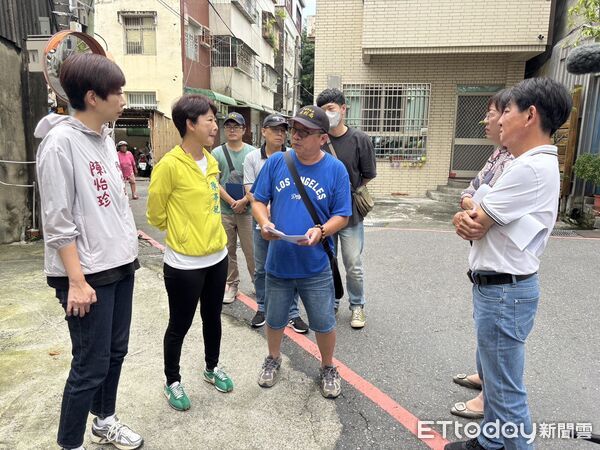 ▲立委陳亭妃5日密集舉行11次會勘,逐一勘查台南永康、後壁、安南等淹水熱點,要求中央部會全力支援災後重建經費。(記者林東良翻攝,下同)