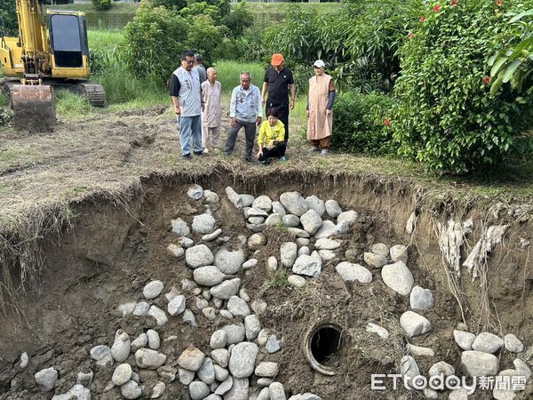 ▲立委陳亭妃5日密集舉行11次會勘,逐一勘查台南永康、後壁、安南等淹水熱點,要求中央部會全力支援災後重建經費。(記者林東良翻攝,下同)