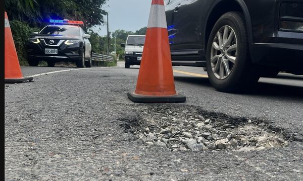 ▲路面出現坑洞害機車慘摔。(圖/民眾提供)
