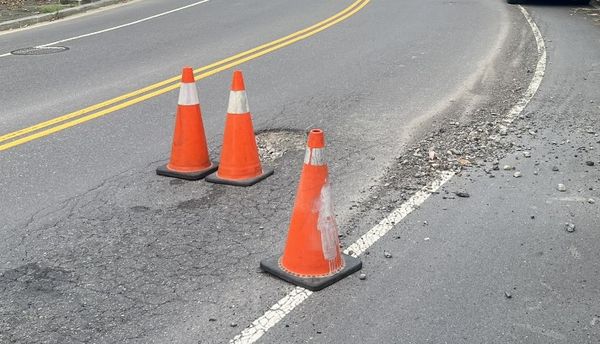 ▲路面出現坑洞害機車慘摔。(圖/民眾提供)