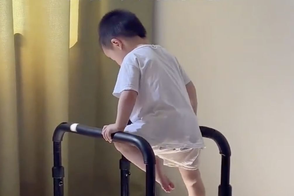 ▲陸3歲男童展現體操天賦。(圖/翻攝微博)