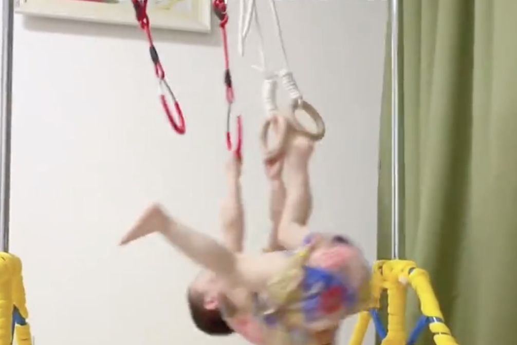 ▲陸3歲男童展現體操天賦。(圖/翻攝微博)