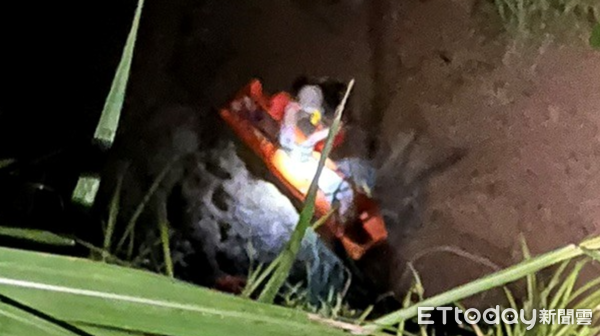 ▲50歲男子於國姓鄉市道136號路旁墜落50米深崖,幸運獲救。(圖/記者高堂堯翻攝,下同)