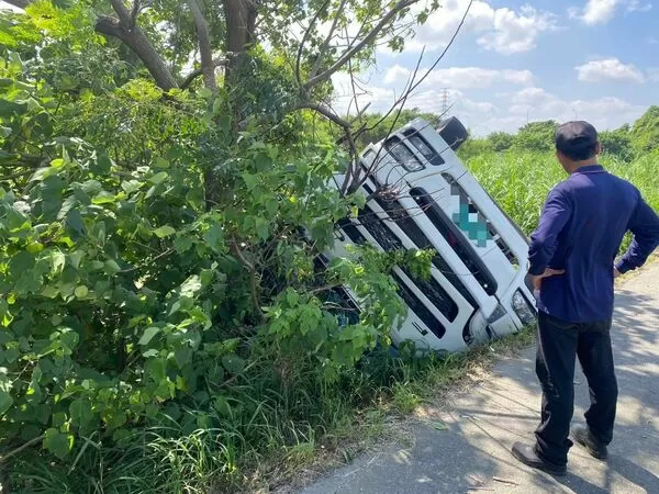 ▲彰化芬園鄉混凝土車翻覆駕駛受傷送醫。(圖/警方提供)