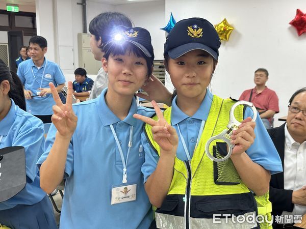 ▲日本熊本縣人員參說里港警分局。(圖/記者陳崑福翻攝)
