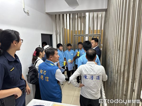 ▲日本熊本縣人員參說里港警分局。(圖/記者陳崑福翻攝)