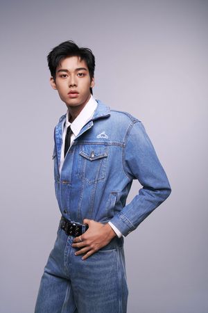 ▲天菜鮮肉季凡立(中),成為蔡昌憲(右起逆時針)、禾浩辰、宋芸樺、吳奕蓉師弟。(圖/快樂成長娛樂提供)