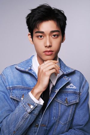 ▲天菜鮮肉季凡立(中),成為蔡昌憲(右起逆時針)、禾浩辰、宋芸樺、吳奕蓉師弟。(圖/快樂成長娛樂提供)